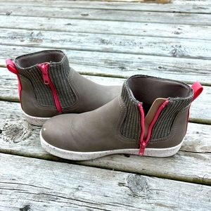 Girls Lands End size 4 sneaker boots.